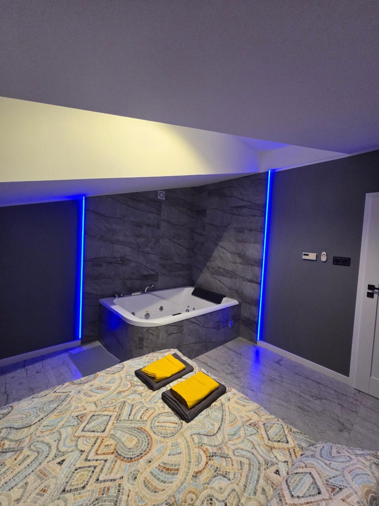 W Centrum Z Jacuzzi, Prywatny Parking, Klimatyzacja 4 *
