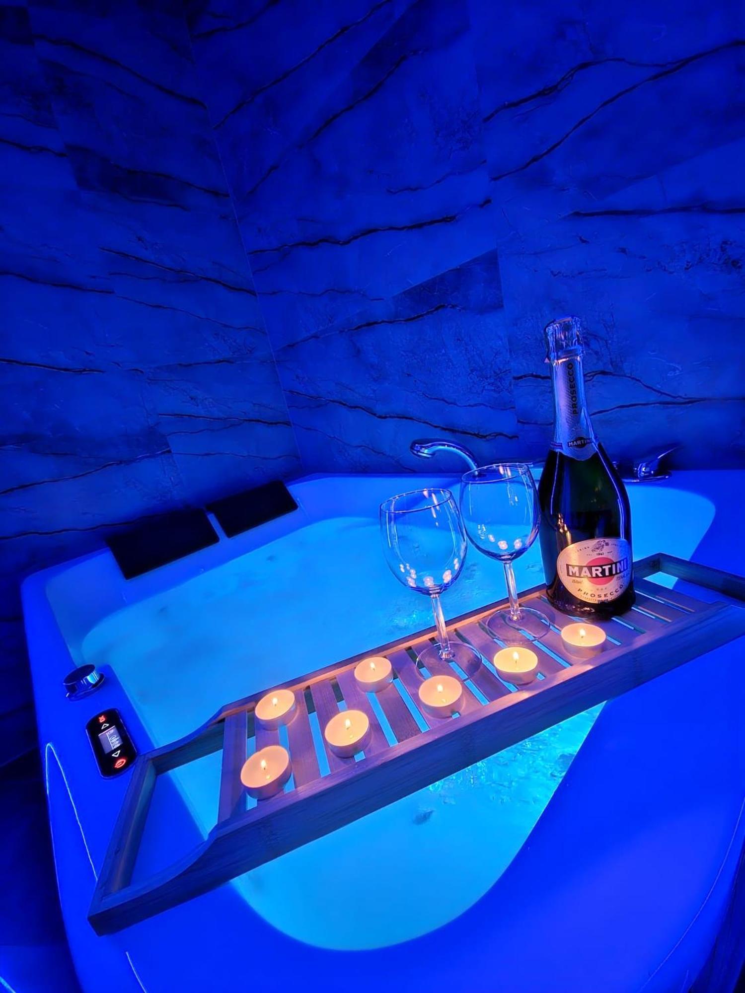W Centrum Z Jacuzzi, Prywatny Parking, Klimatyzacja 4